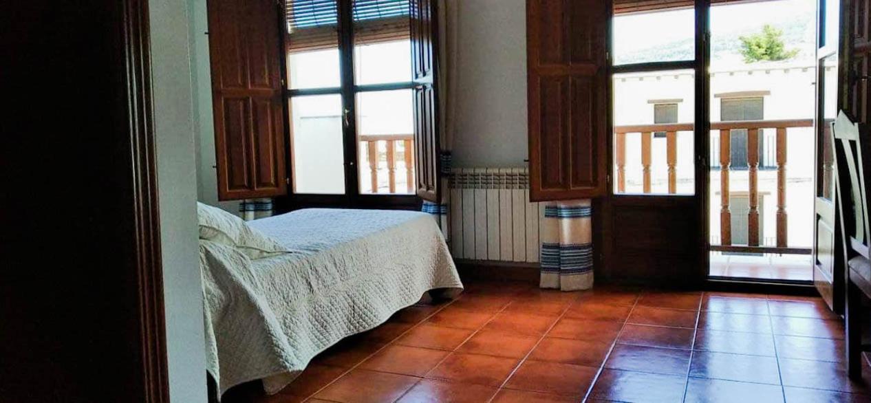 Hostal El Cascapenas De La Alpujarra กาปีเลย์รา ภายนอก รูปภาพ
