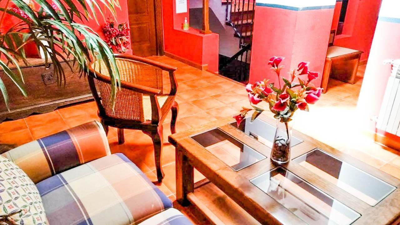 Hostal El Cascapenas De La Alpujarra กาปีเลย์รา ภายนอก รูปภาพ