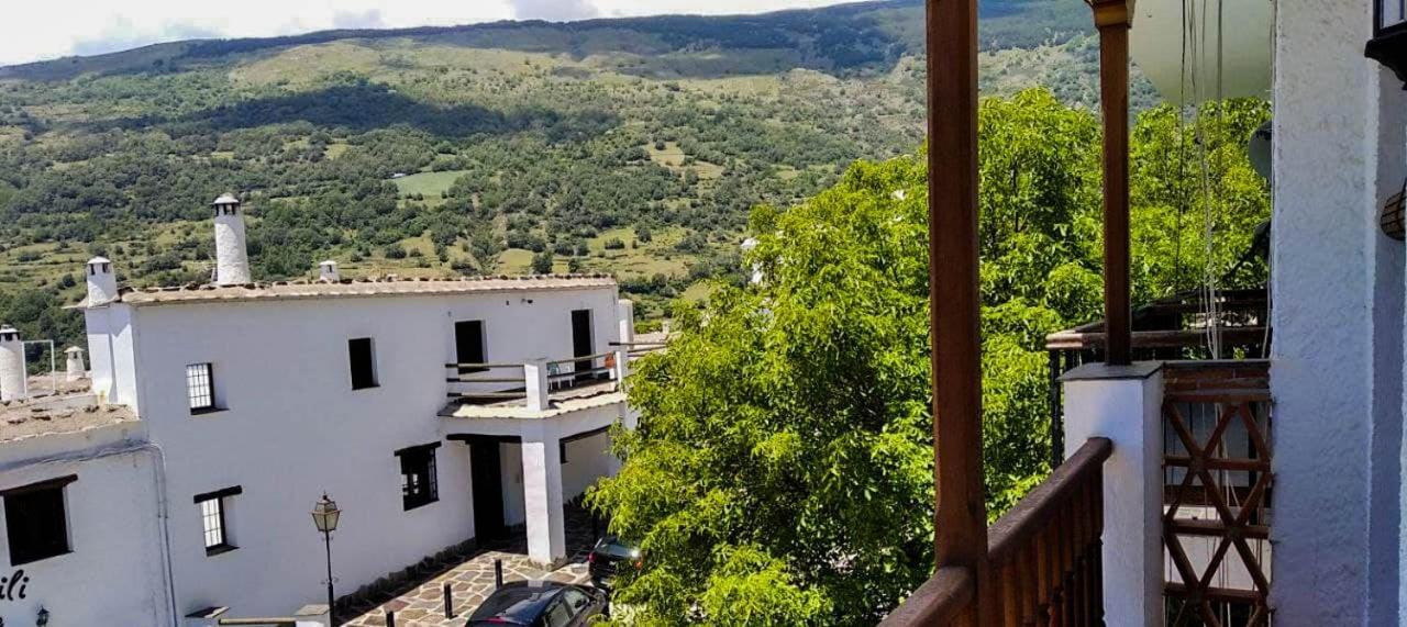 Hostal El Cascapenas De La Alpujarra กาปีเลย์รา ภายนอก รูปภาพ