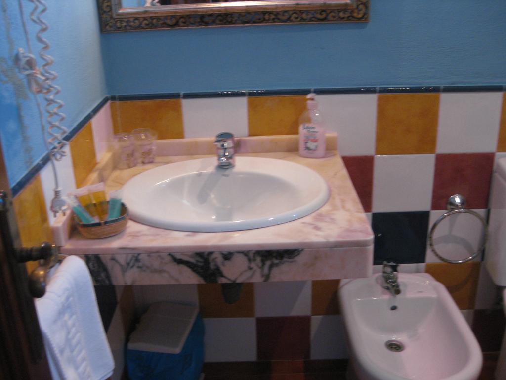 Hostal El Cascapenas De La Alpujarra กาปีเลย์รา ห้อง รูปภาพ