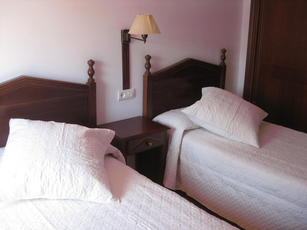 Hostal El Cascapenas De La Alpujarra กาปีเลย์รา ภายนอก รูปภาพ