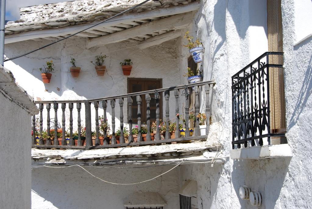 Hostal El Cascapenas De La Alpujarra กาปีเลย์รา ภายนอก รูปภาพ