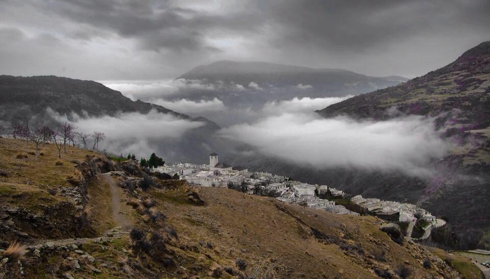 Hostal El Cascapenas De La Alpujarra กาปีเลย์รา ภายนอก รูปภาพ