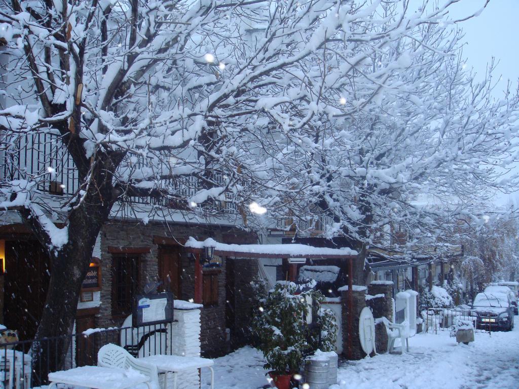 Hostal El Cascapenas De La Alpujarra กาปีเลย์รา ภายนอก รูปภาพ