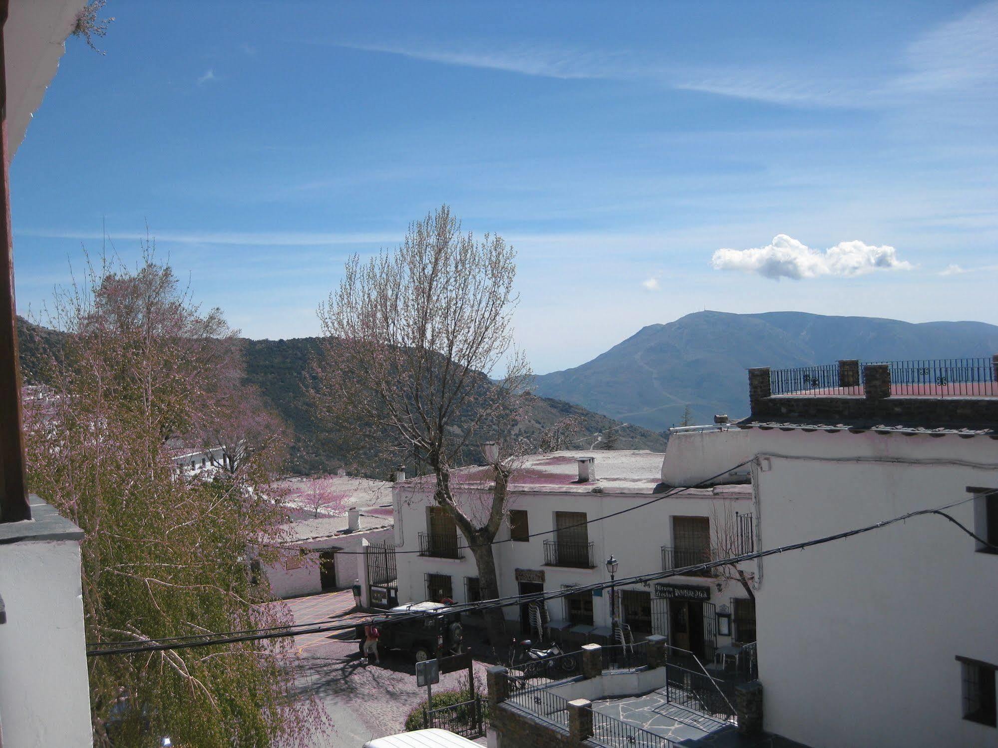 Hostal El Cascapenas De La Alpujarra กาปีเลย์รา ภายนอก รูปภาพ