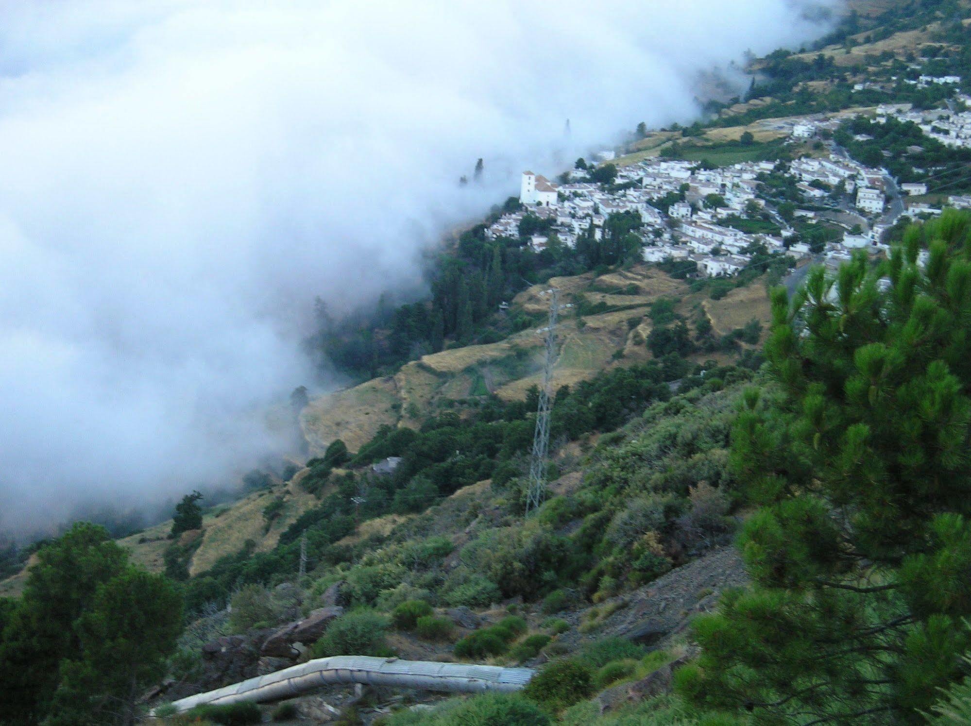 Hostal El Cascapenas De La Alpujarra กาปีเลย์รา ภายนอก รูปภาพ