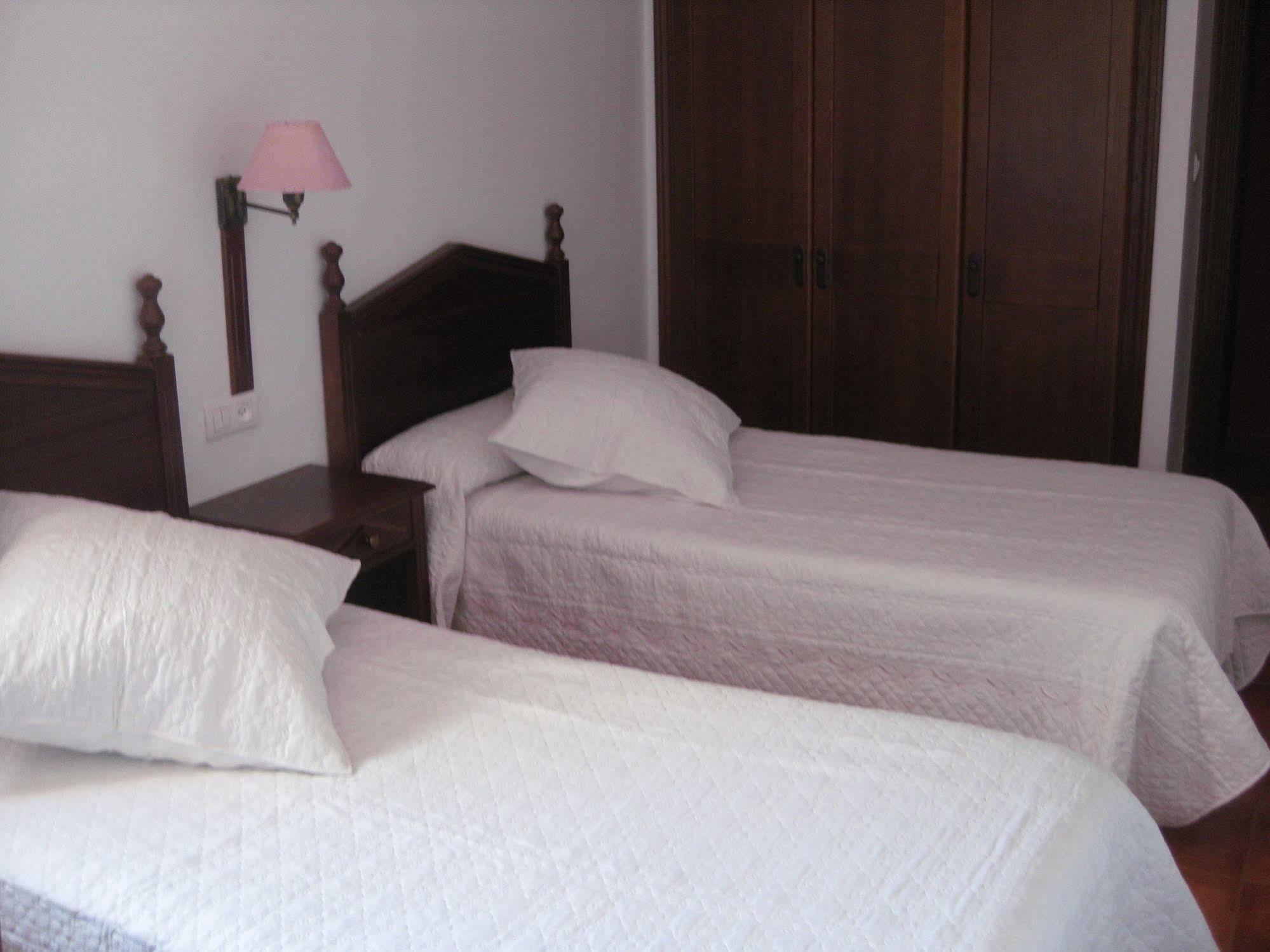 Hostal El Cascapenas De La Alpujarra กาปีเลย์รา ภายนอก รูปภาพ
