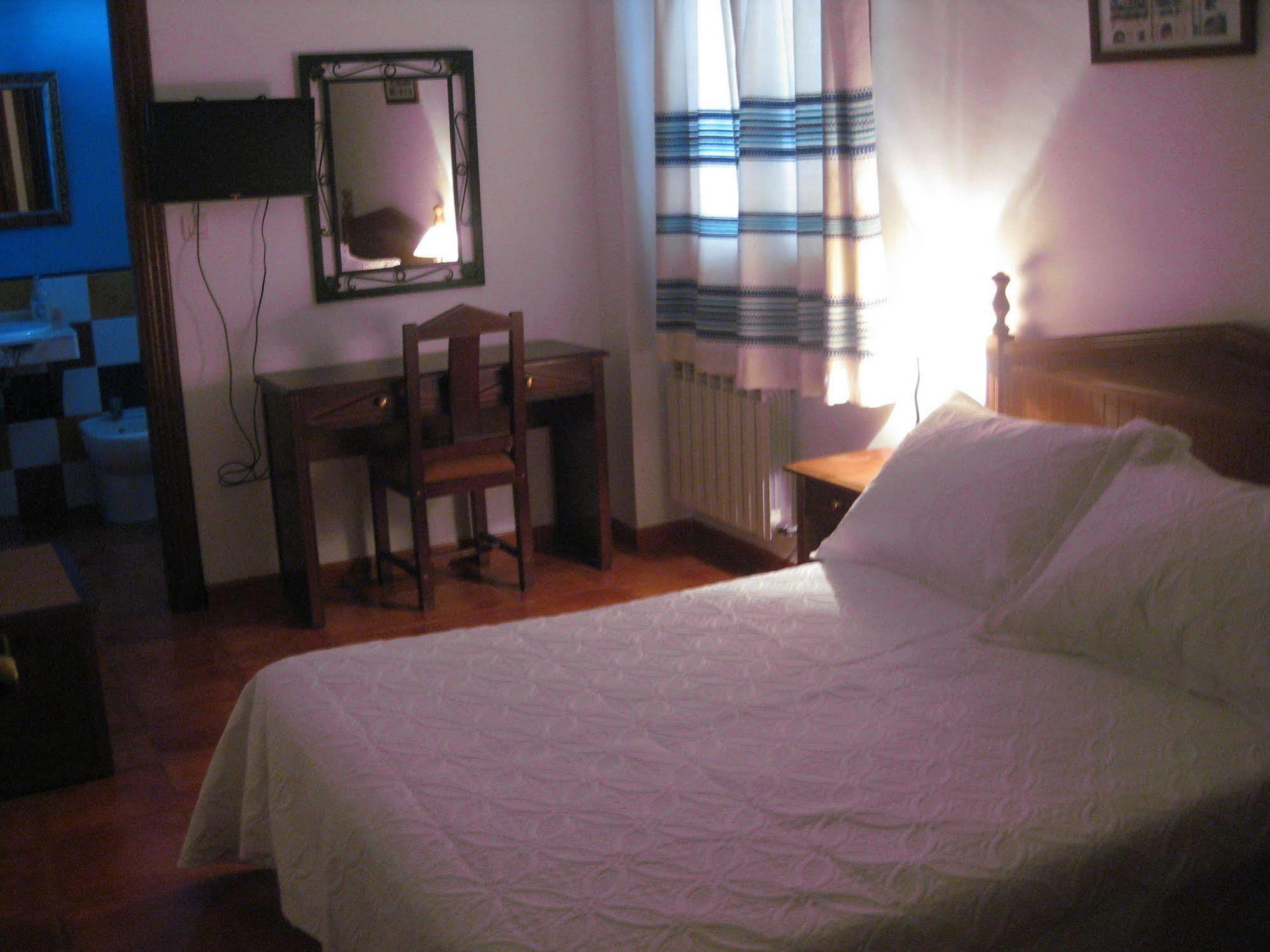 Hostal El Cascapenas De La Alpujarra กาปีเลย์รา ภายนอก รูปภาพ