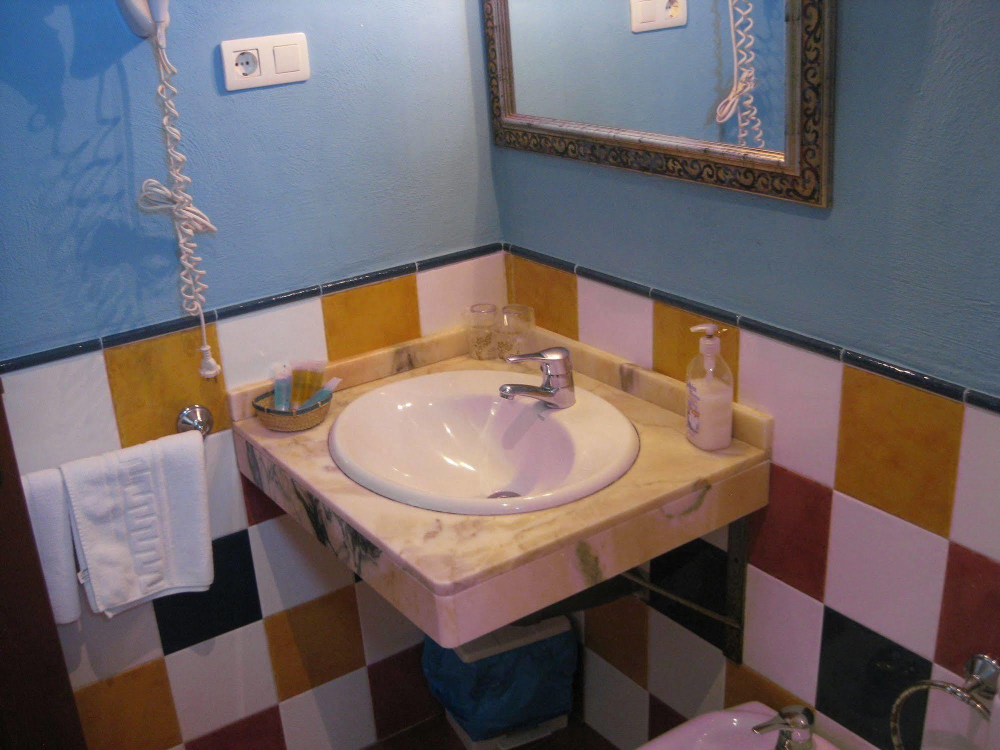 Hostal El Cascapenas De La Alpujarra กาปีเลย์รา ภายนอก รูปภาพ