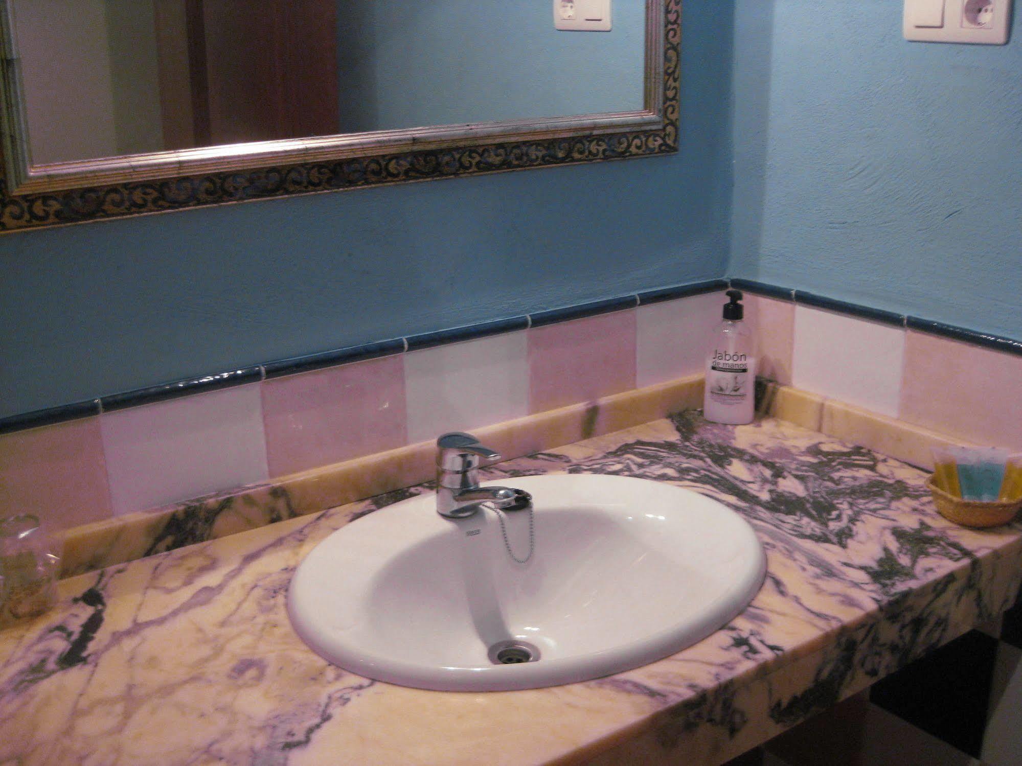 Hostal El Cascapenas De La Alpujarra กาปีเลย์รา ภายนอก รูปภาพ