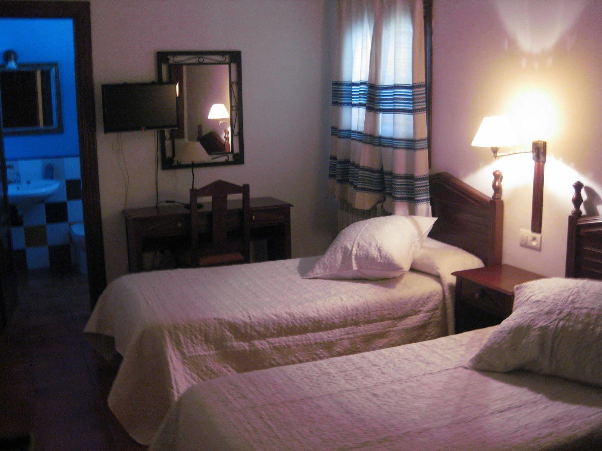 Hostal El Cascapenas De La Alpujarra กาปีเลย์รา ภายนอก รูปภาพ