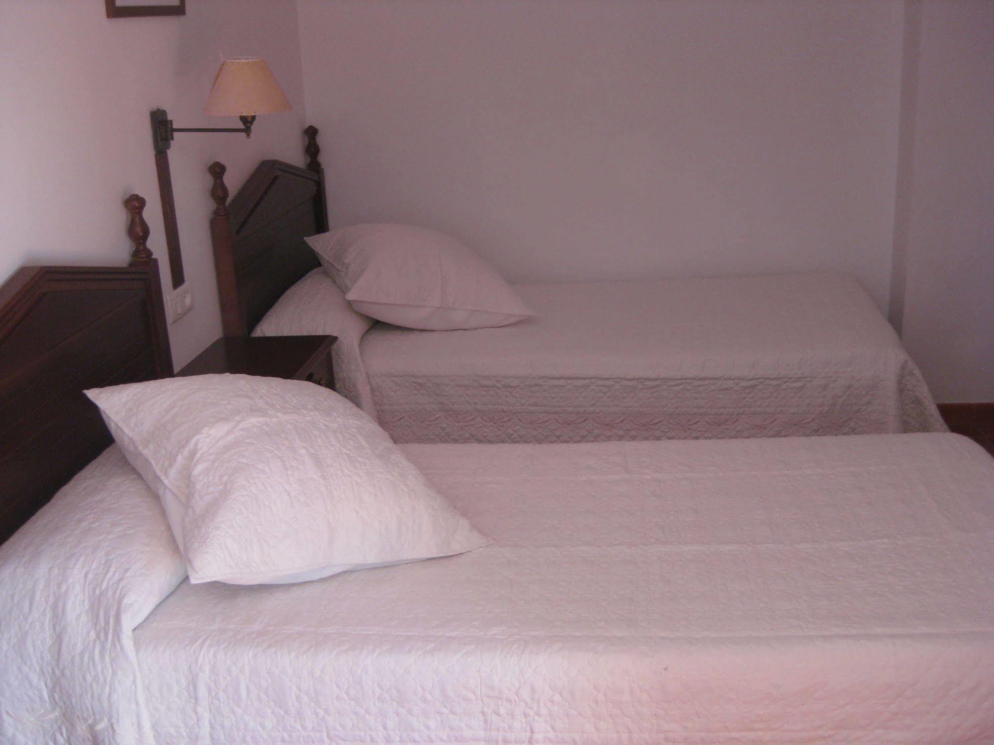 Hostal El Cascapenas De La Alpujarra กาปีเลย์รา ภายนอก รูปภาพ