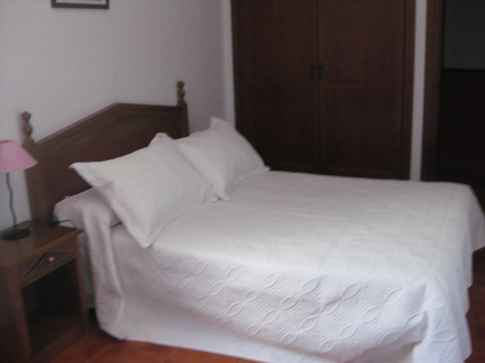 Hostal El Cascapenas De La Alpujarra กาปีเลย์รา ภายนอก รูปภาพ