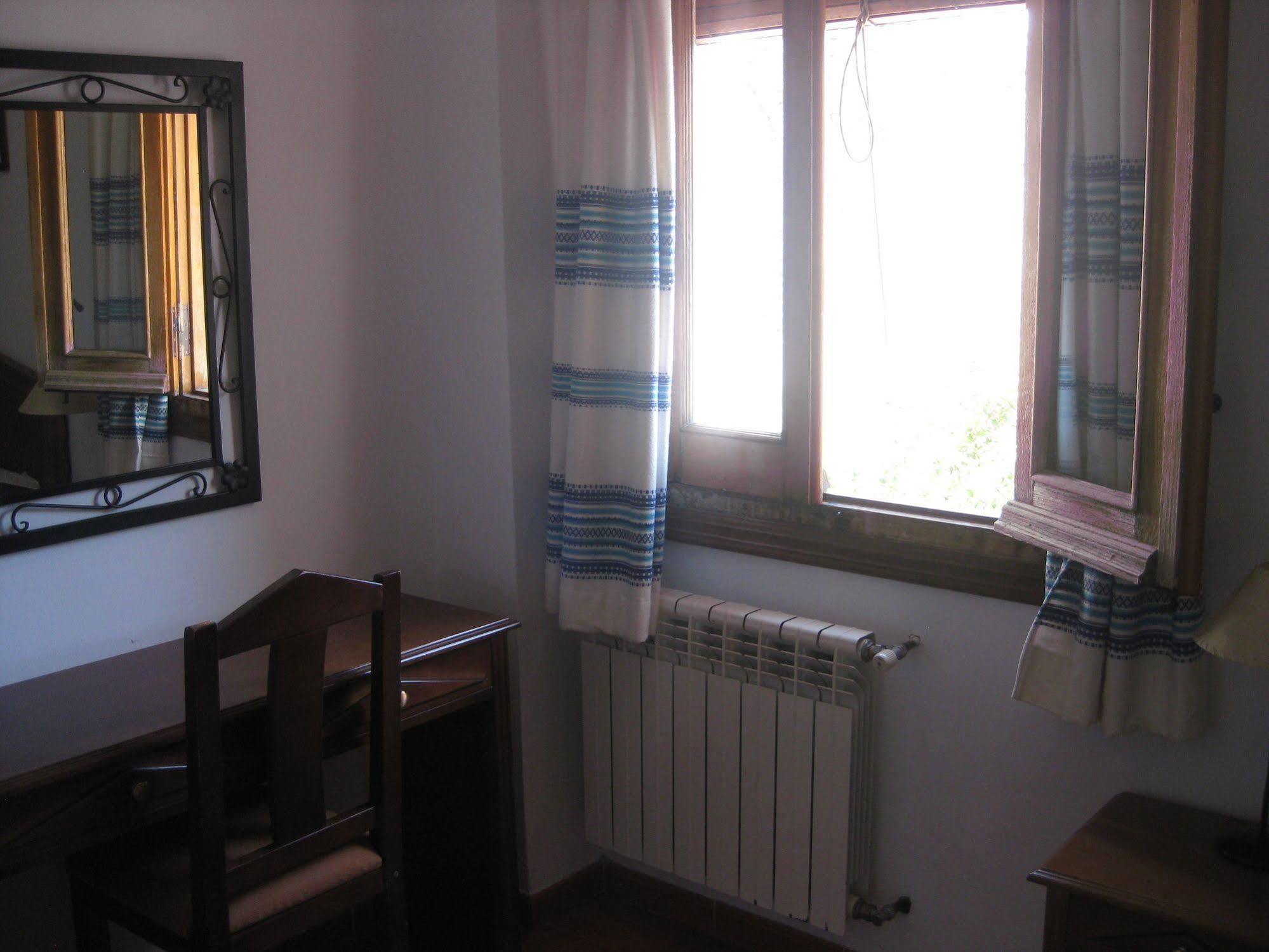 Hostal El Cascapenas De La Alpujarra กาปีเลย์รา ภายนอก รูปภาพ