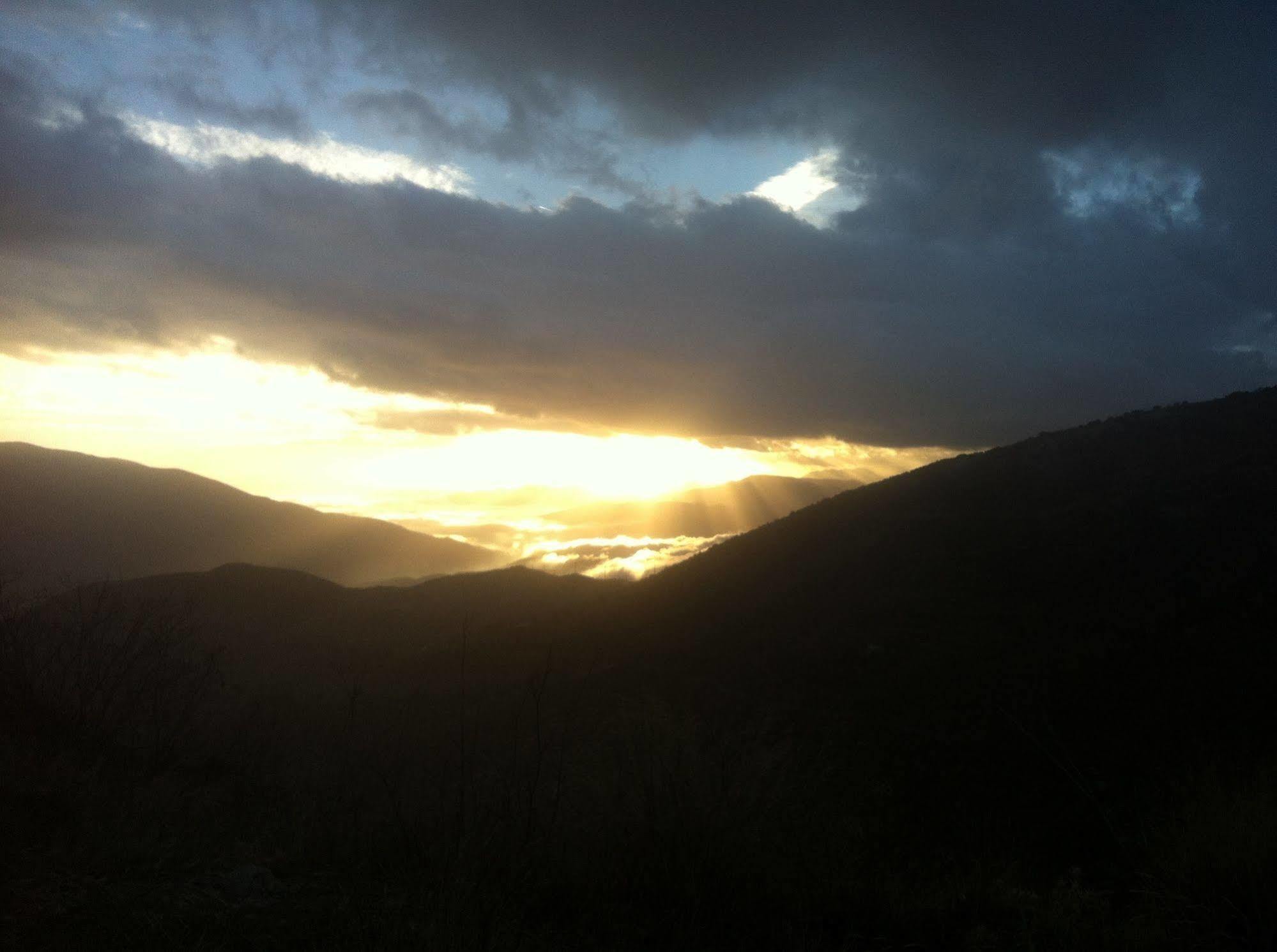 Hostal El Cascapenas De La Alpujarra กาปีเลย์รา ภายนอก รูปภาพ